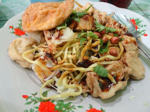 KULINER SOLO: TAHU KUPAT TELOR SIDO MAMPIR, MURAH ENAK UNTUK SARAPAN