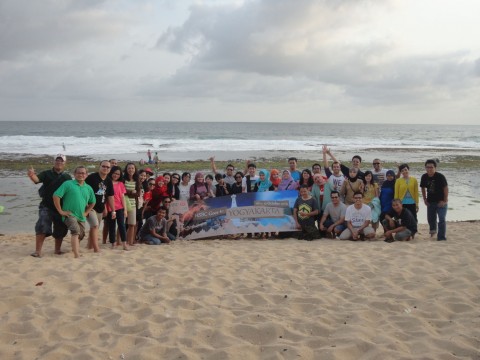 WISATA YOGYAKARTA: PUAS BERNARSIS RIA DI PANTAI SEPANJANG