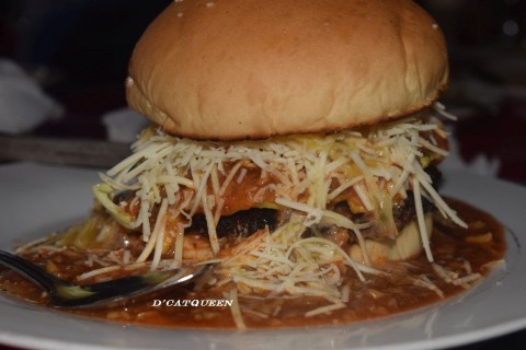 KULINER MEDAN: MAKAN BURGER SAMBIL BELEPOTAN DI RUMAH BURGER