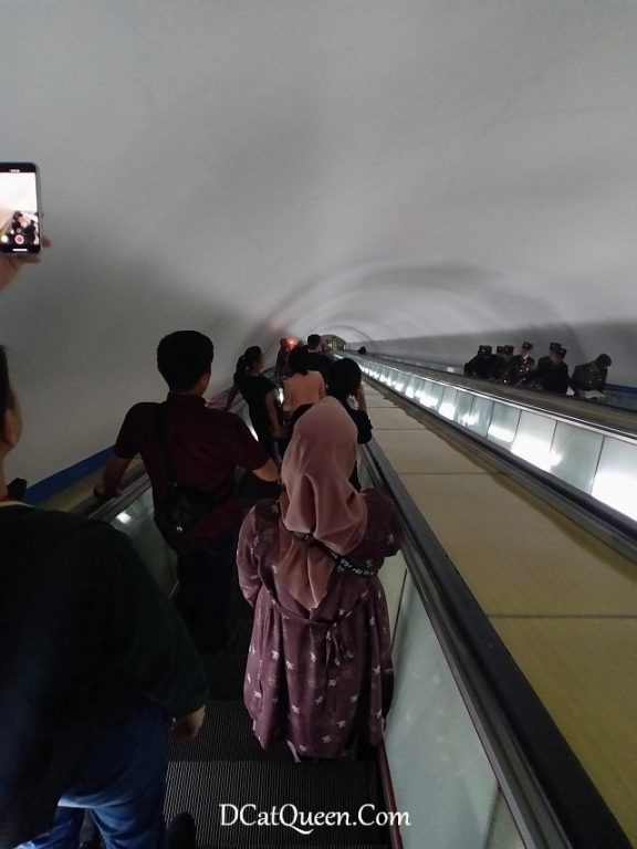 kereta bawah tanah pyongyang korea utara metro, cara naik kereta bawah tanah pyonyang, tiket kereta bawah tanah metro pyongyang, stasiun terdalam metro pyongyang, interior stasiun metro pyongyang, nama-nama stasiun metro pyongyang, whatravel indonesia, tour korea utara