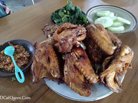KULINER SOLO: AYAM GORENG KAMPUNG MBAK MUL, WAJIB COBAIN!