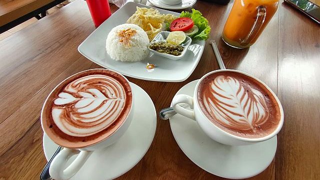 review-makan-di-edensor-hills-villa-resort-&-cafe-sentul