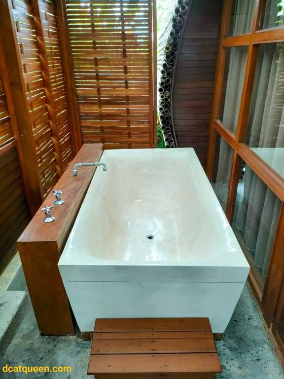 villa dengan kamar mandi semi outdoor di ubud
