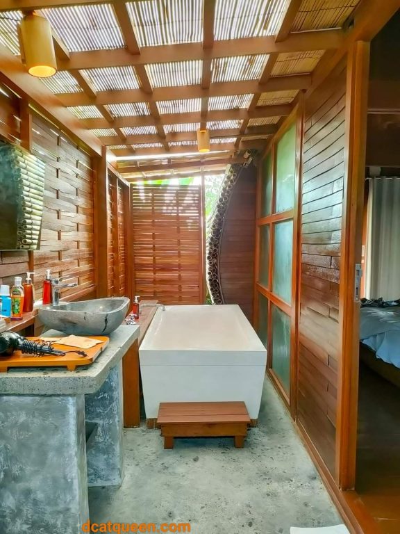 villa dengan kamar mandi semi outdoor di ubud