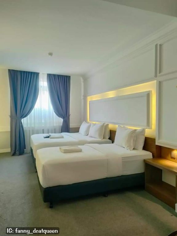 kamar hotel dengan triple- bed di melaka 