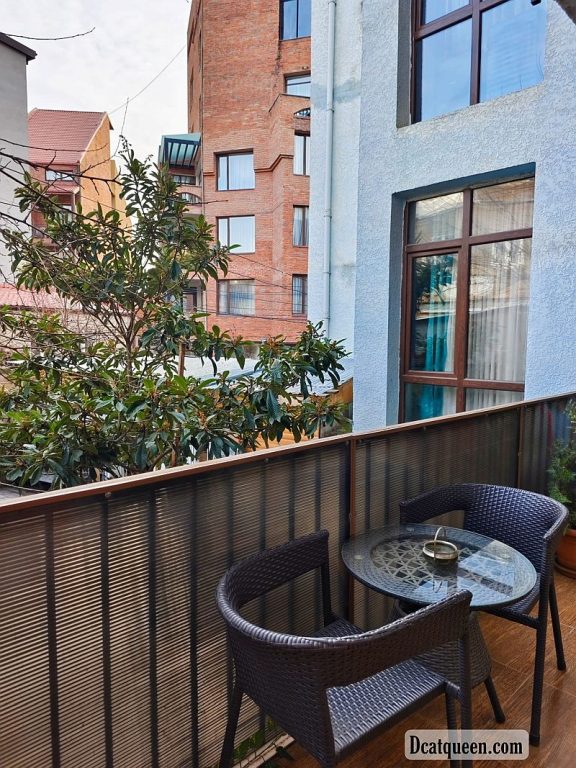 penginapan dengan balkon di tbilisi georgia 