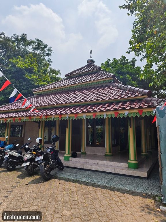 rumah makan dengan musholla di depok