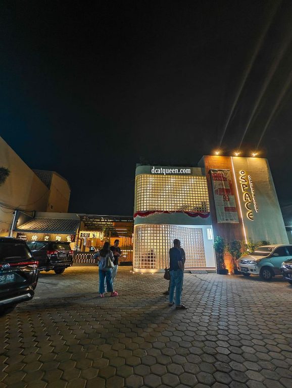 restoran dengan parkiran luas di bekasi