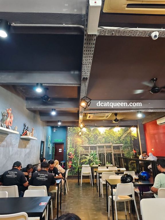 restoran yang menjual menu khas sarawak