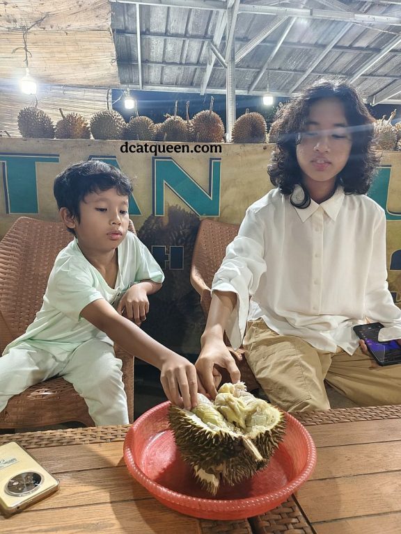 menikmati durian di lampung