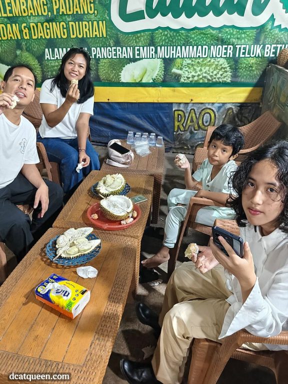 menikmati durian di lampung