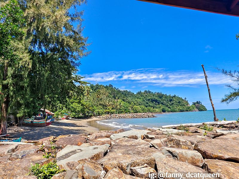 rumah makan dekat pantai di painan sumatera barat