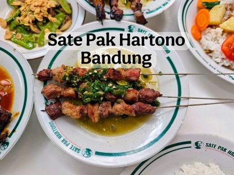 KULINER BANDUNG: RELA ANTRI PANJANG DI SATE PAK HARTONO