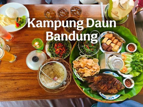KULINER BANDUNG: MENIKMATI SAJIAN KHAS SUNDA BERTEMA ALAM DI KAMPUNG DAUN