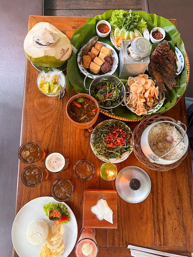 menu khas sunda yang enak dengan tempat estetik