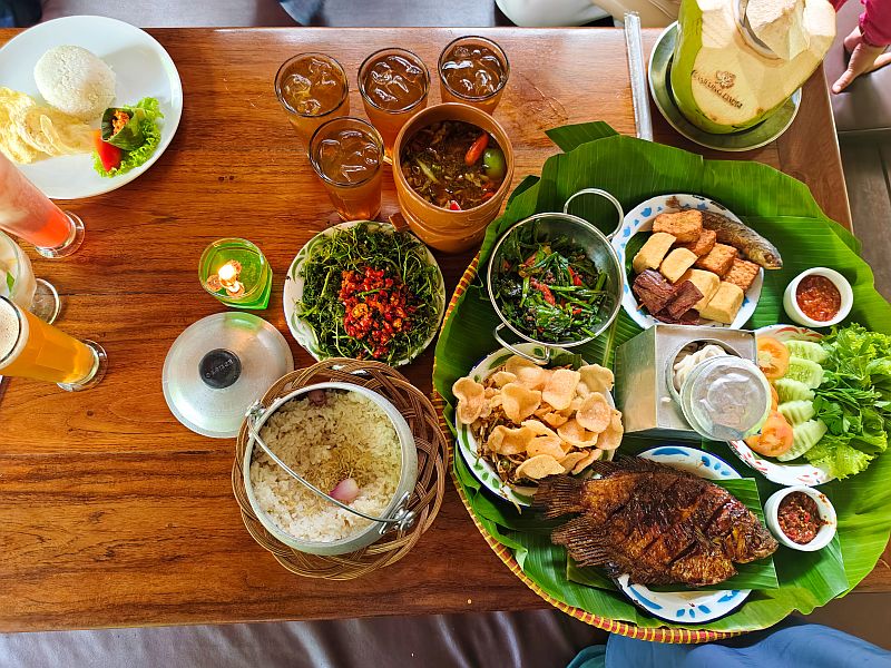 tempat makan enak dan halal di bandung