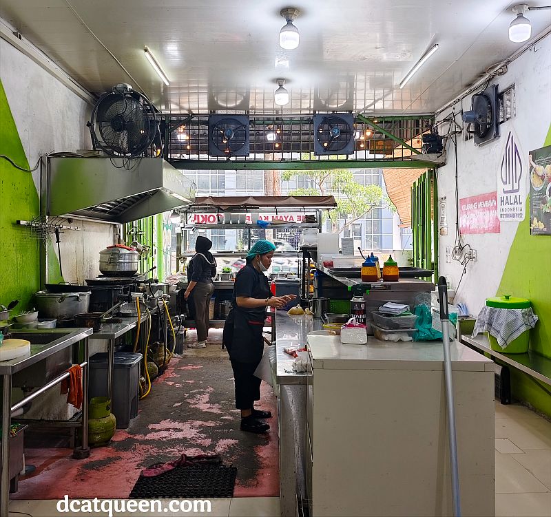 tempat makan enak di medan