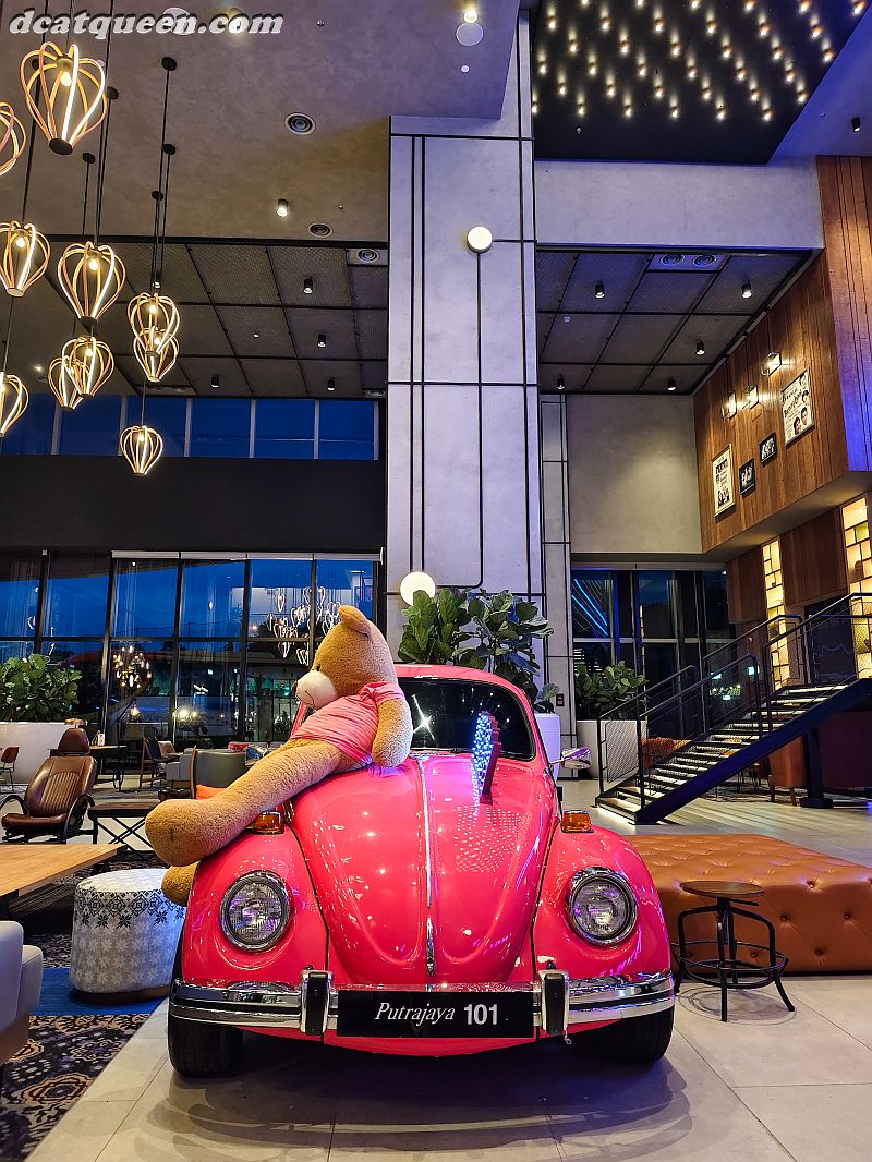 lobby hotel yang cantik dan colorful