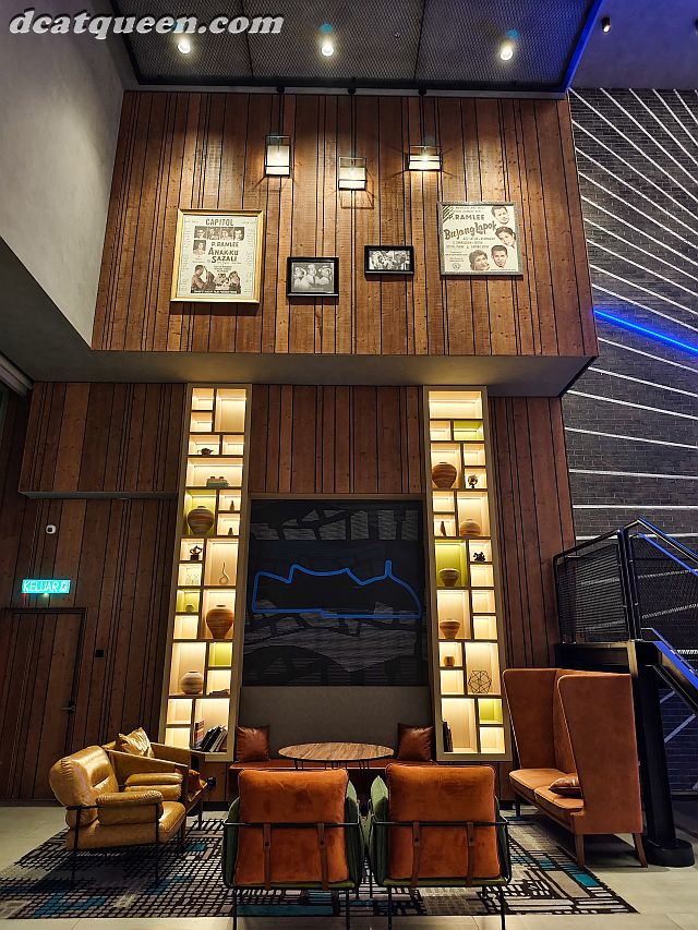 lobby hotel yang cantik dan penuh warna di malaysia